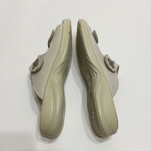 ecco beige sandals